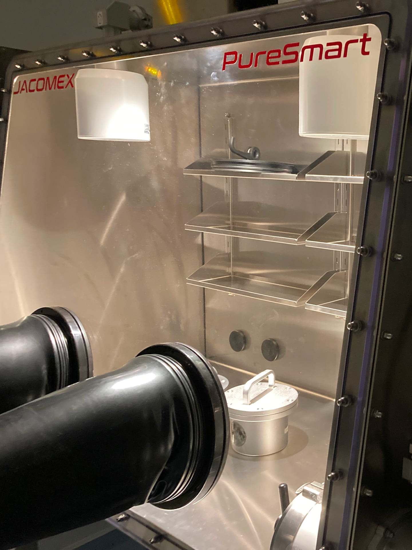 Almacenamiento de sustancias extraterrestres en caja de guantes