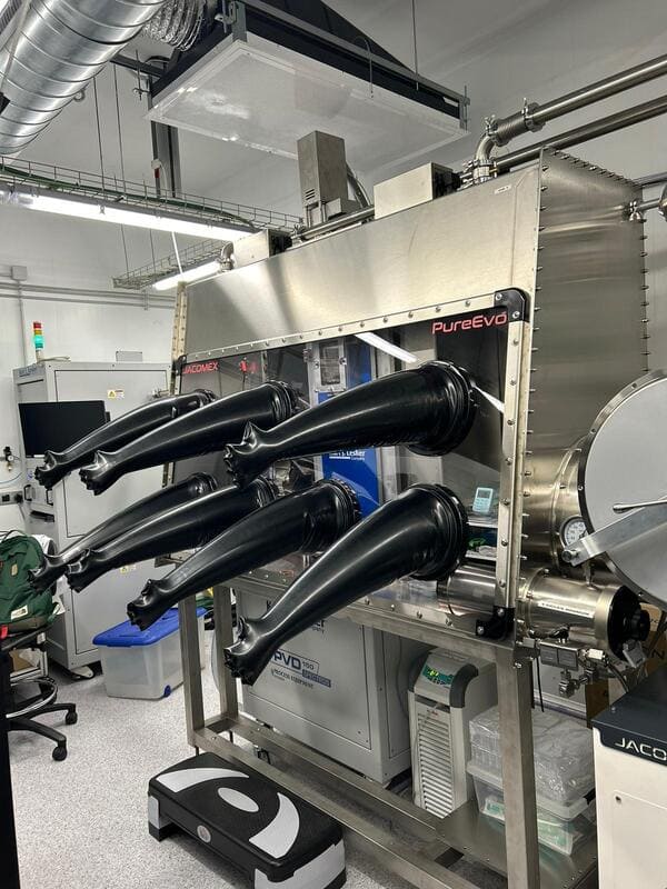 Manipulación de plutonio o tritio en Gloveboxes